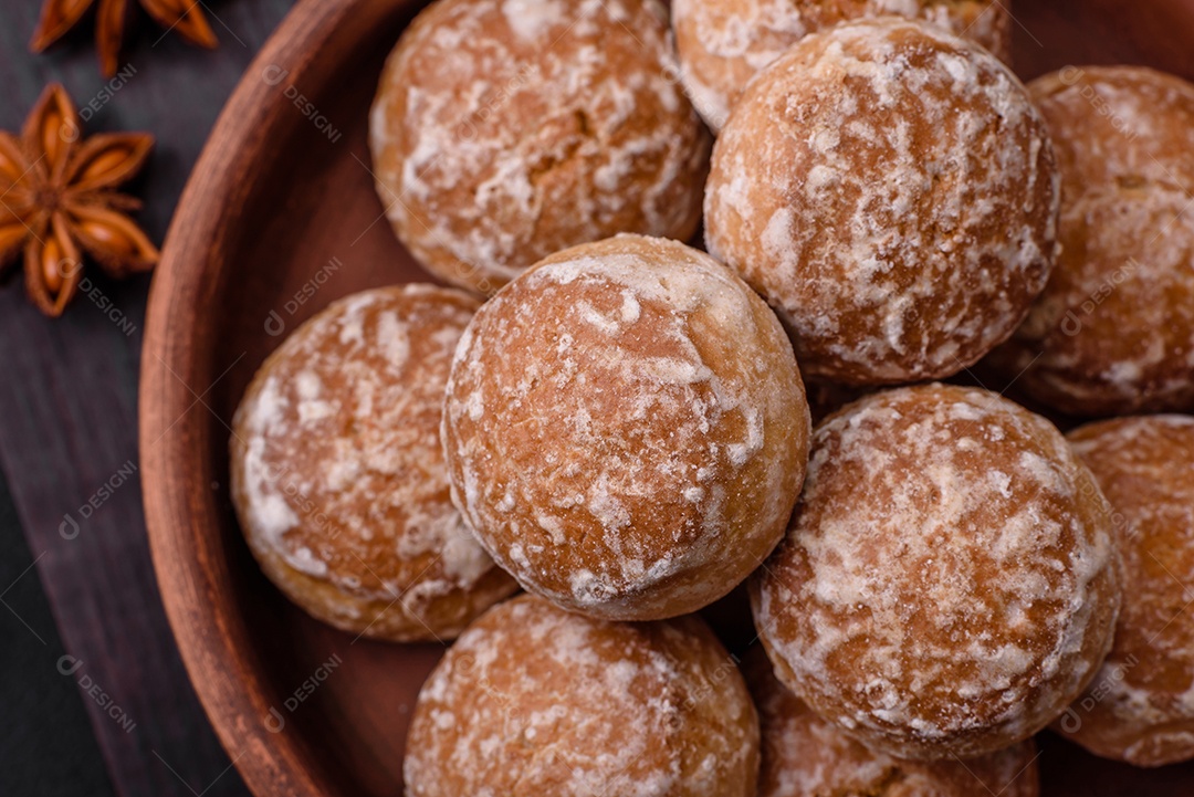Delicioso pão de gengibre redondo doce com geleia dentro sobre um fundo escuro de concreto