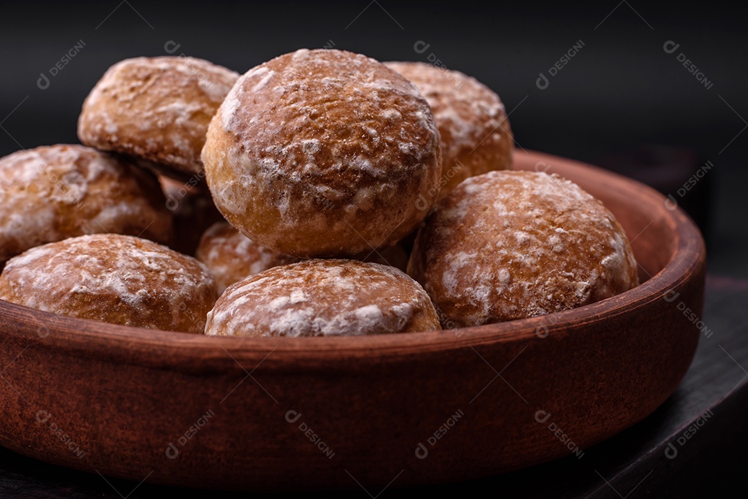 Delicioso pão de gengibre redondo doce com geleia dentro sobre um fundo escuro de concreto