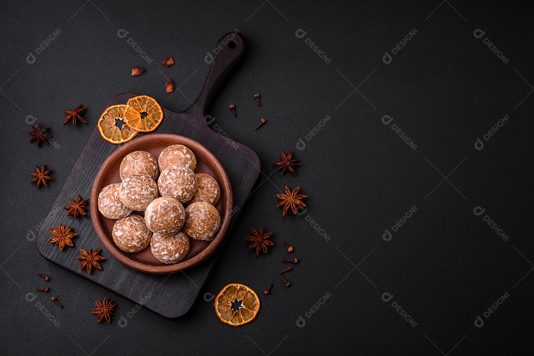 Delicioso pão de gengibre redondo doce com geleia dentro sobre um fundo escuro de concreto