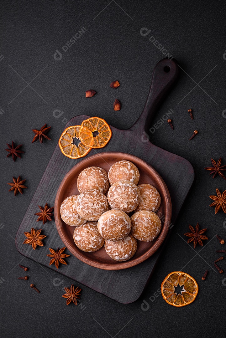 Delicioso pão de gengibre redondo doce com geleia dentro sobre um fundo escuro de concreto