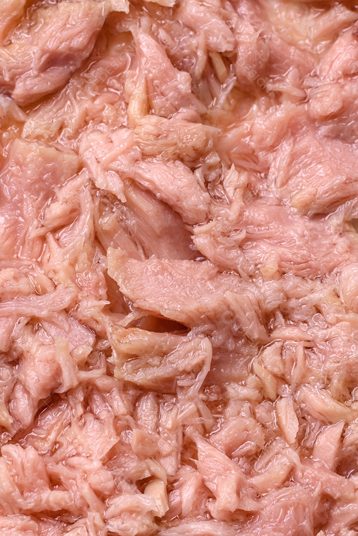 Deliciosos sanduíches compostos por torradas grelhadas, atum enlatado e cream cheese sobre um fundo escuro de concreto