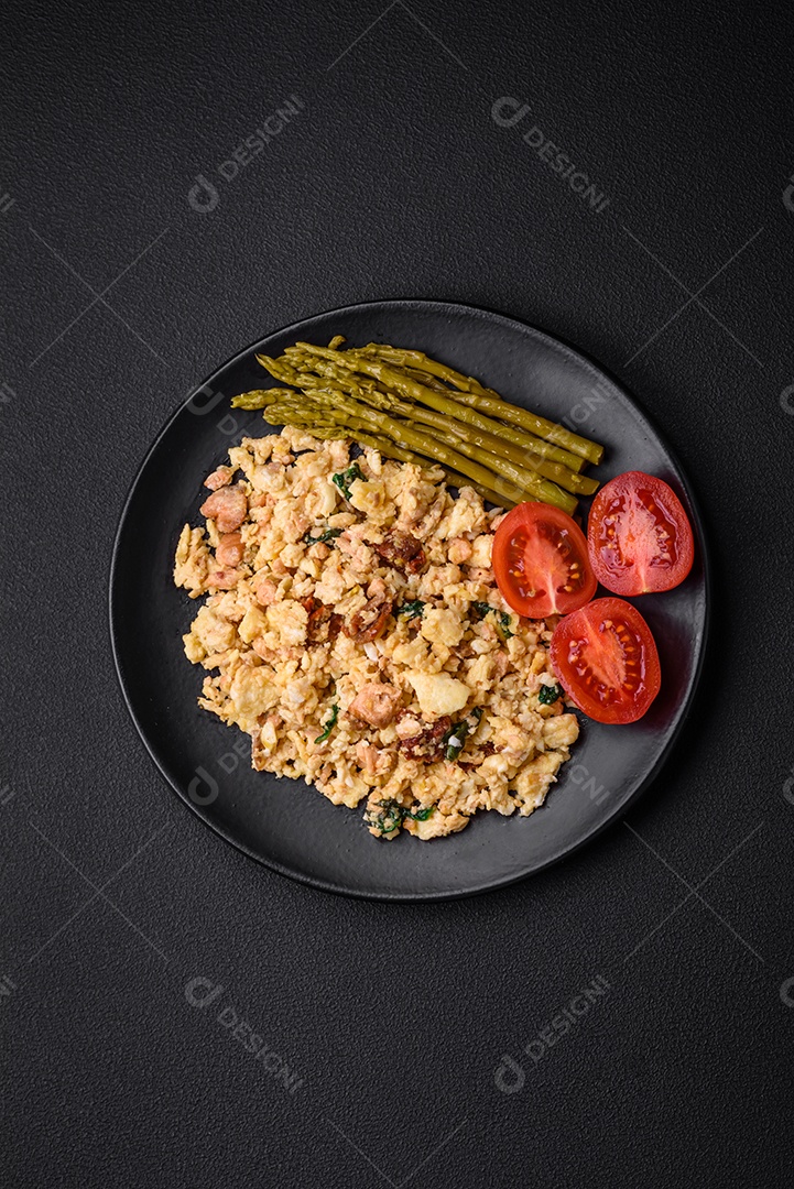 Deliciosa mistura com salmão, tomate seco, espinafre, especiarias e ervas em fundo escuro