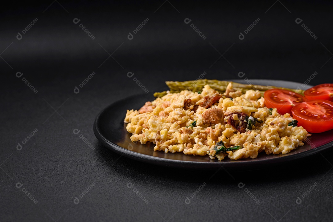 Deliciosa mistura com salmão, tomate seco, espinafre, especiarias e ervas em fundo escuro