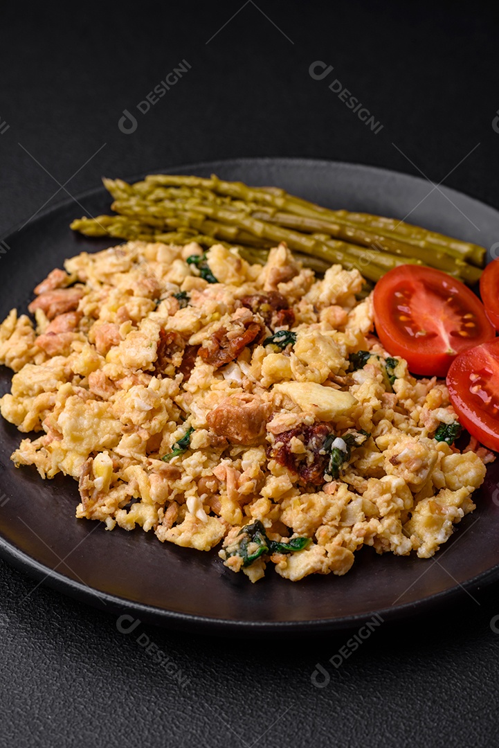 Deliciosa mistura com salmão, tomate seco, espinafre, especiarias e ervas em fundo escuro