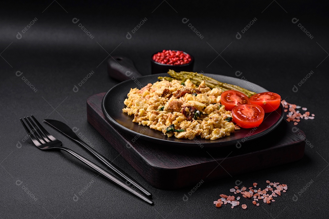 Deliciosa mistura com salmão, tomate seco, espinafre, especiarias e ervas em fundo escuro