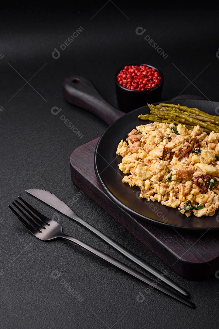 Deliciosa mistura com salmão, tomate seco, espinafre, especiarias e ervas em fundo escuro