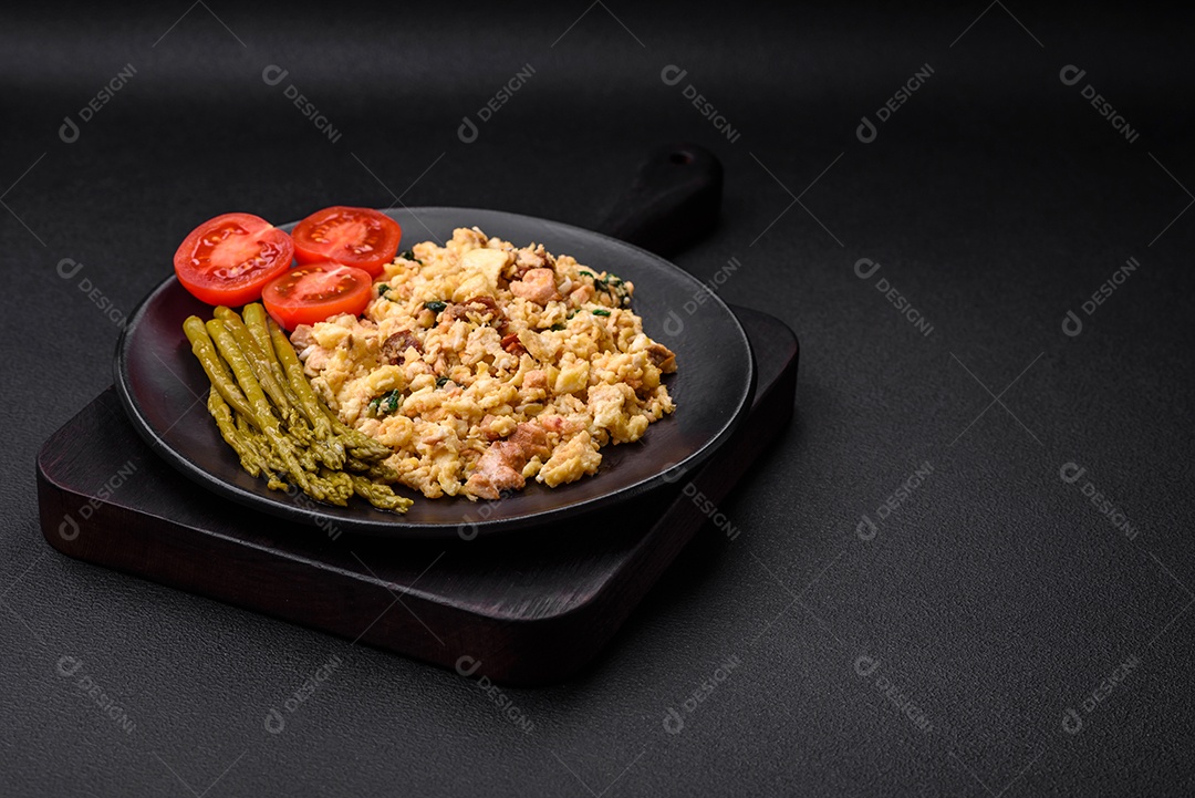 Deliciosa mistura com salmão, tomate seco, espinafre, especiarias e ervas em fundo escuro