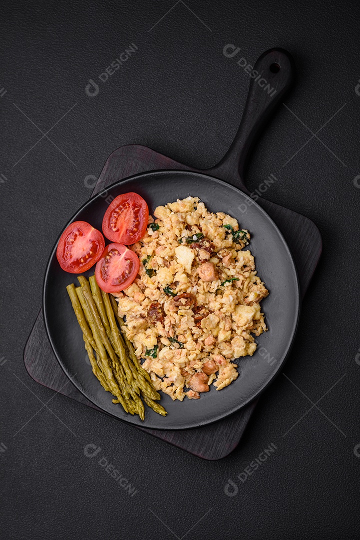 Deliciosa mistura com salmão, tomate seco, espinafre, especiarias e ervas em fundo escuro