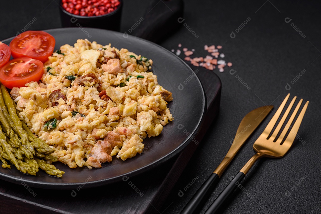 Deliciosa mistura com salmão, tomate seco, espinafre, especiarias e ervas em fundo escuro