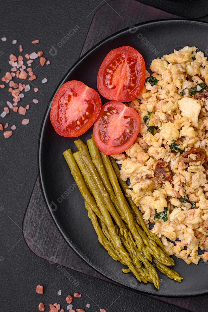 Deliciosa mistura com salmão, tomate seco, espinafre, especiarias e ervas em fundo escuro