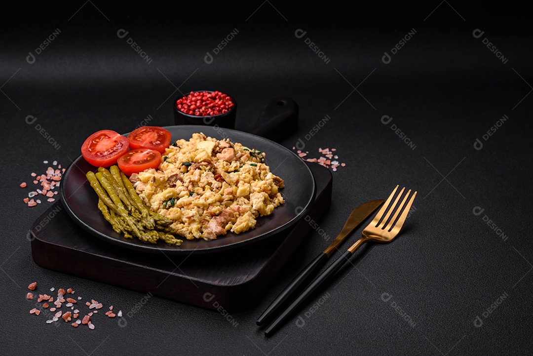 Deliciosa mistura com salmão, tomate seco, espinafre, especiarias e ervas em fundo escuro