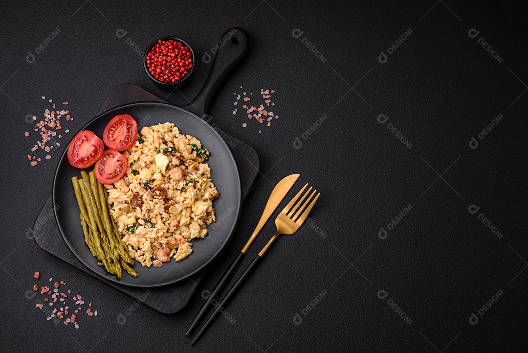 Deliciosa mistura com salmão, tomate seco, espinafre, especiarias e ervas em fundo escuro