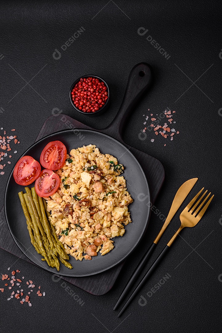Deliciosa mistura com salmão, tomate seco, espinafre, especiarias e ervas em fundo escuro
