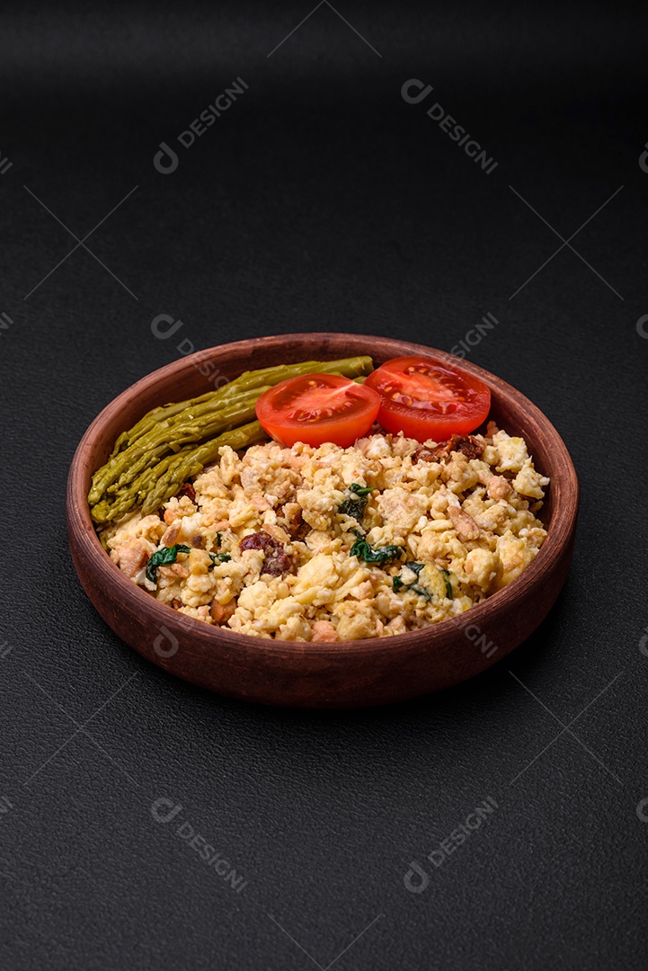 Deliciosa mistura com salmão, tomate seco, espinafre, especiarias e ervas em fundo escuro