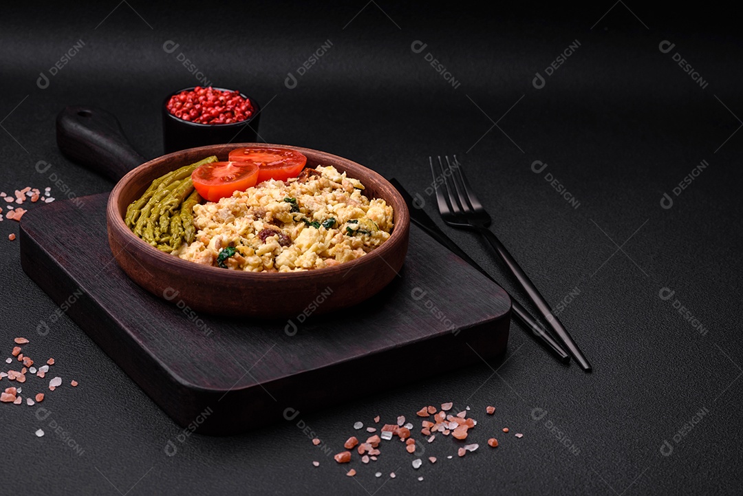 Deliciosa mistura com salmão, tomate seco, espinafre, especiarias e ervas em fundo escuro