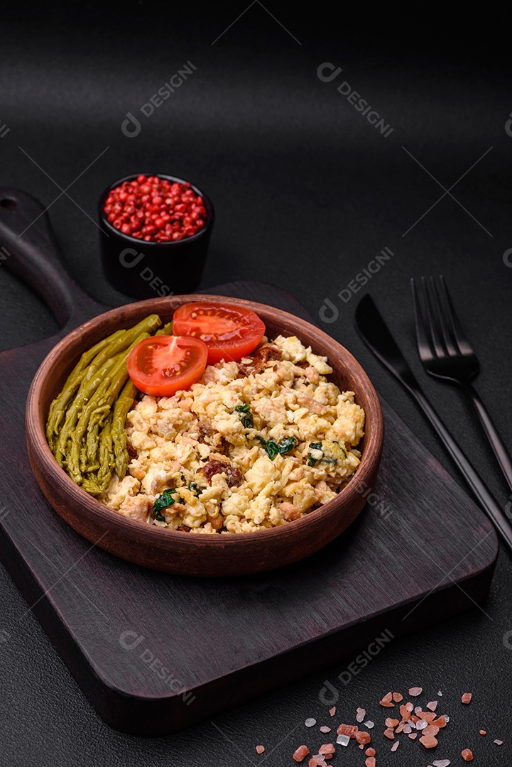 Deliciosa mistura com salmão, tomate seco, espinafre, especiarias e ervas em fundo escuro