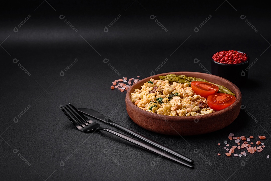 Deliciosa mistura com salmão, tomate seco, espinafre, especiarias e ervas em fundo escuro