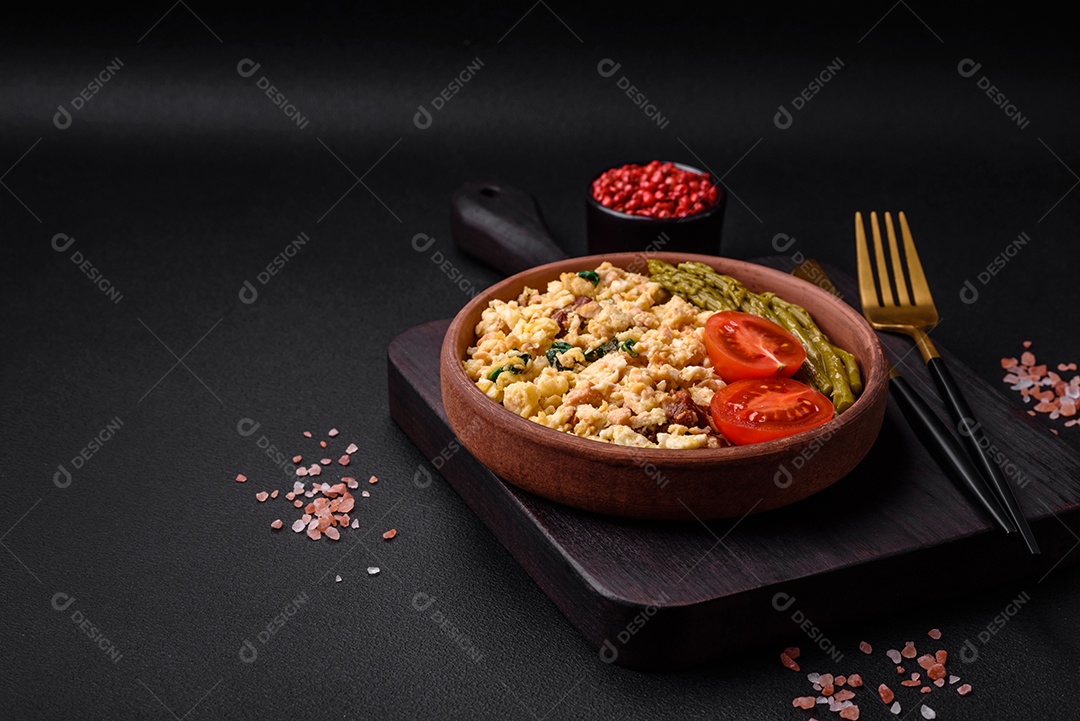 Deliciosa mistura com salmão, tomate seco, espinafre, especiarias e ervas em fundo escuro