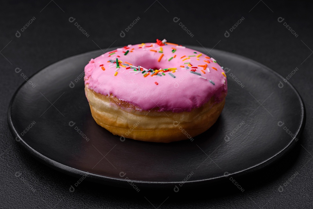 Delicioso donut com recheio de creme e nozes em um fundo escuro de concreto. Comida doce