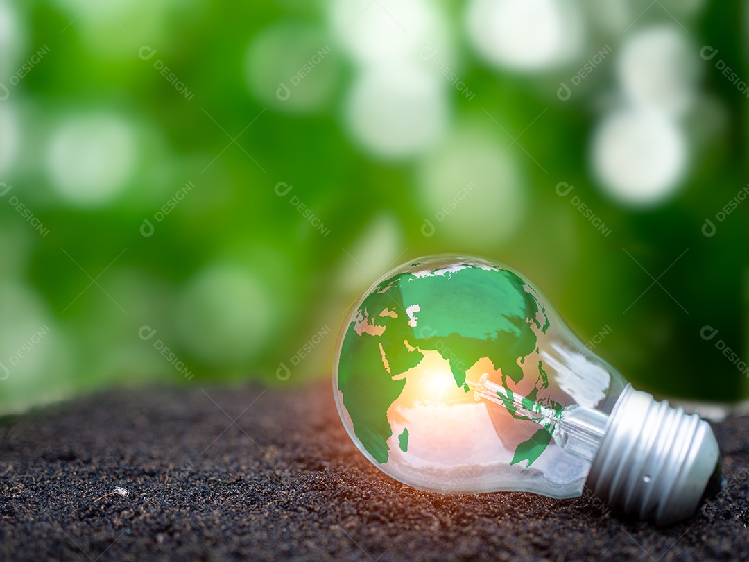 Conceito de energia renovável, proteção ambiental e fontes de energia renováveis ​​sustentáveis. Mapa mundial em uma lâmpada colocada no fundo do solo e da natureza.