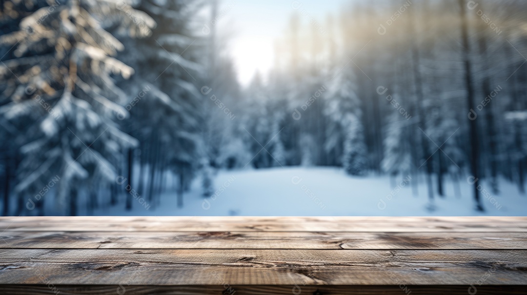 Mesa de madeira vazia contra uma floresta de abetos em uma paisagem nevada