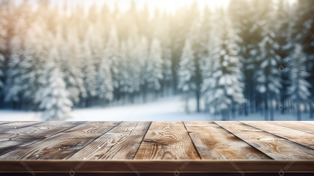 Mesa de madeira vazia contra uma floresta de abetos em uma paisagem nevada