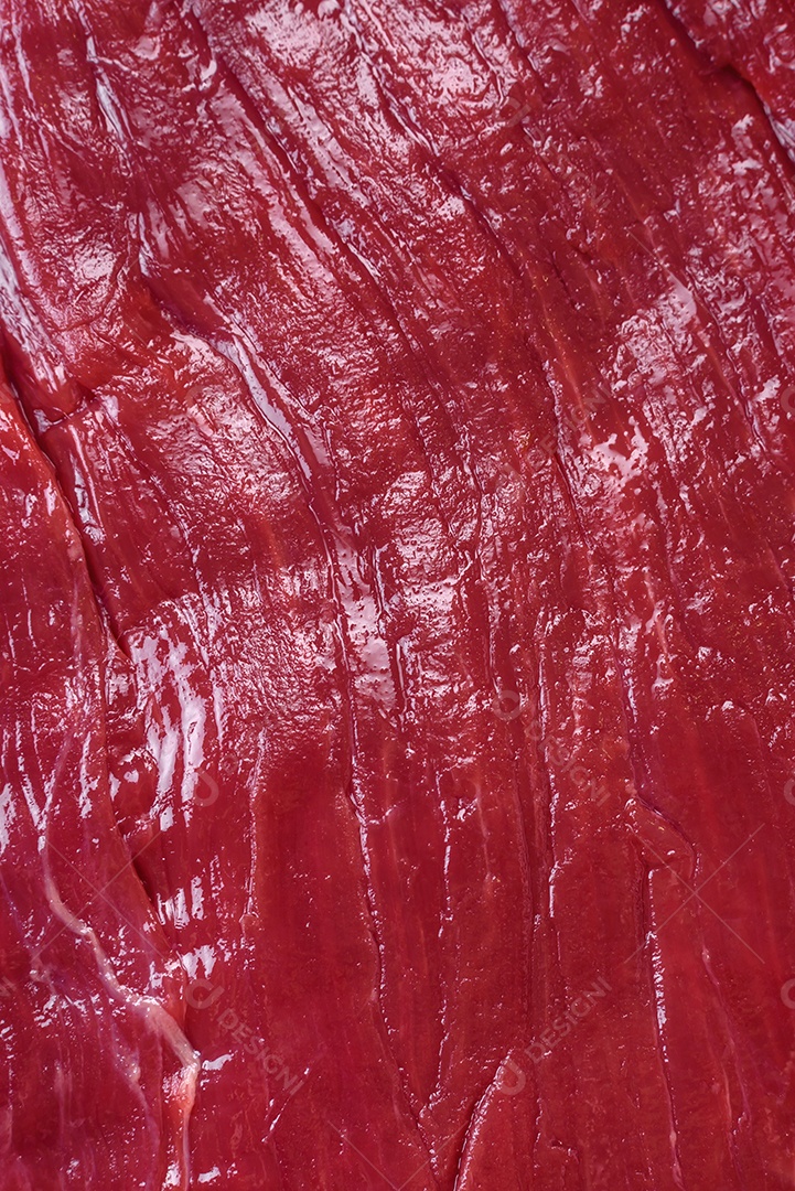 Carne crua fresca com sal, especiarias e ervas sobre um fundo escuro de concreto