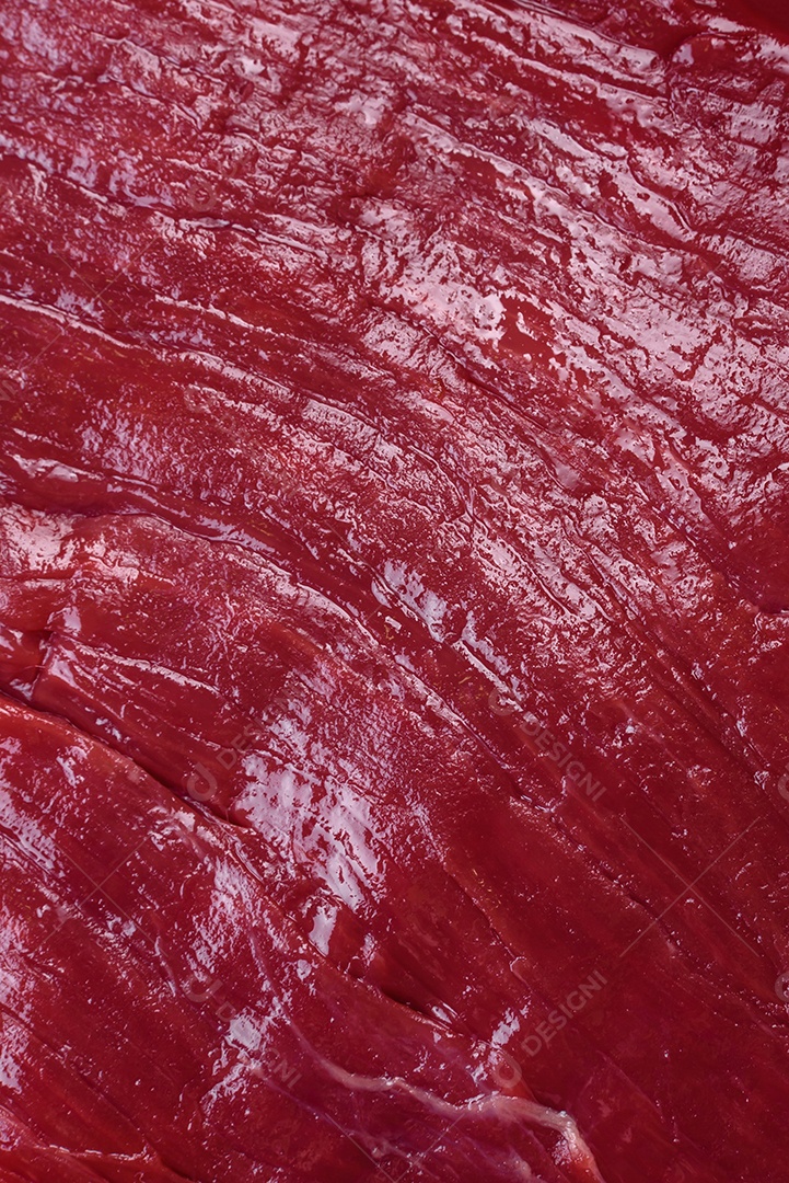 Carne crua fresca com sal, especiarias e ervas sobre um fundo escuro de concreto