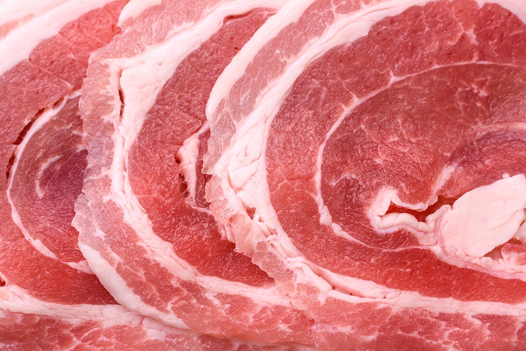 Bacon cru fresco cortado com especiarias e ervas sobre um fundo escuro de concreto