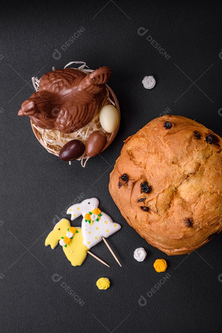 Bolo de Páscoa ou panetone com passas e frutas cristalizadas sobre fundo escuro de concreto