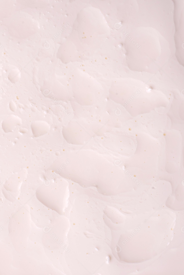 Delicioso queijo feta fresco em formato retangular com especiarias e legumes sobre um fundo escuro de concreto