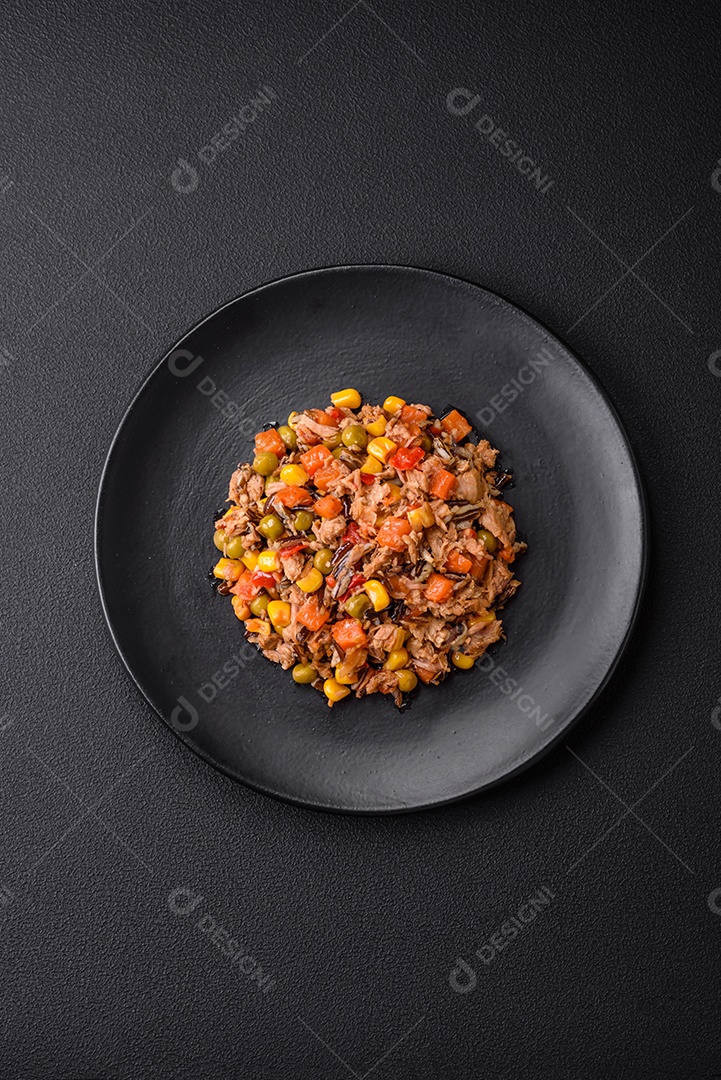 Deliciosa salada vegetariana com atum enlatado e mistura de vegetais mexicanos em fundo escuro de concreto