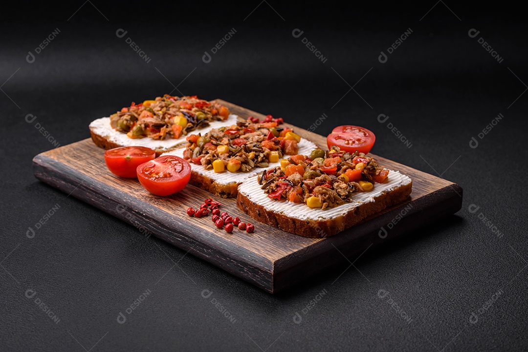 Deliciosos sanduíches vegetarianos com atum enlatado e vegetais mistos mexicanos sobre um fundo escuro de concreto