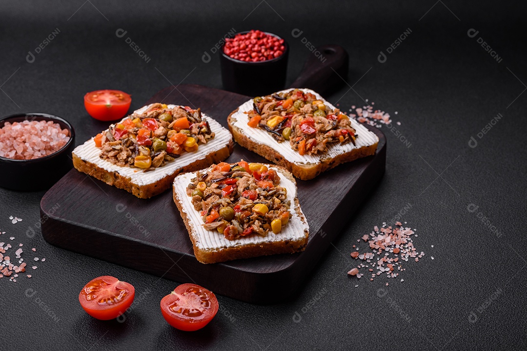 Delicioso sanduíches sobre uma mesa