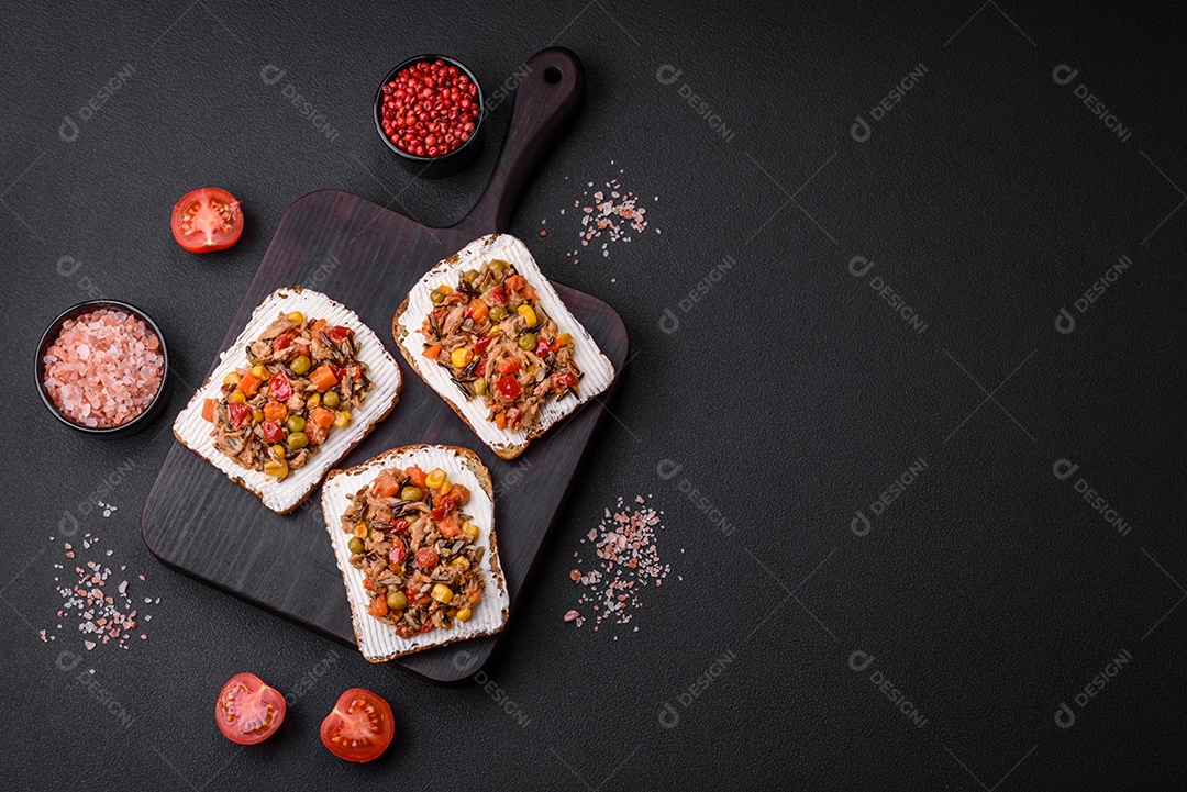 Delicioso sanduíches sobre uma mesa