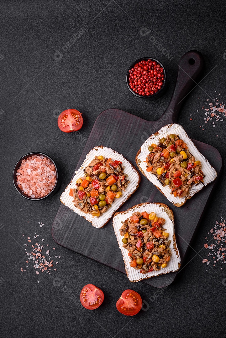 Delicioso sanduíches sobre uma mesa