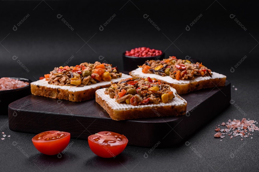 Delicioso sanduíches sobre uma mesa