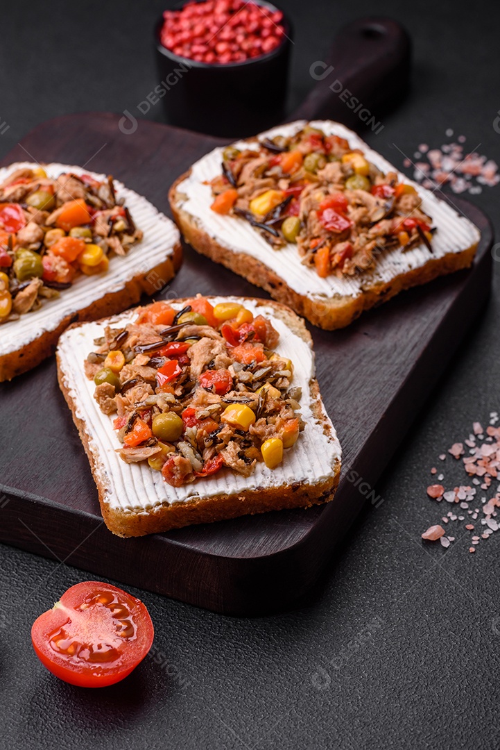 Delicioso sanduíches sobre uma mesa