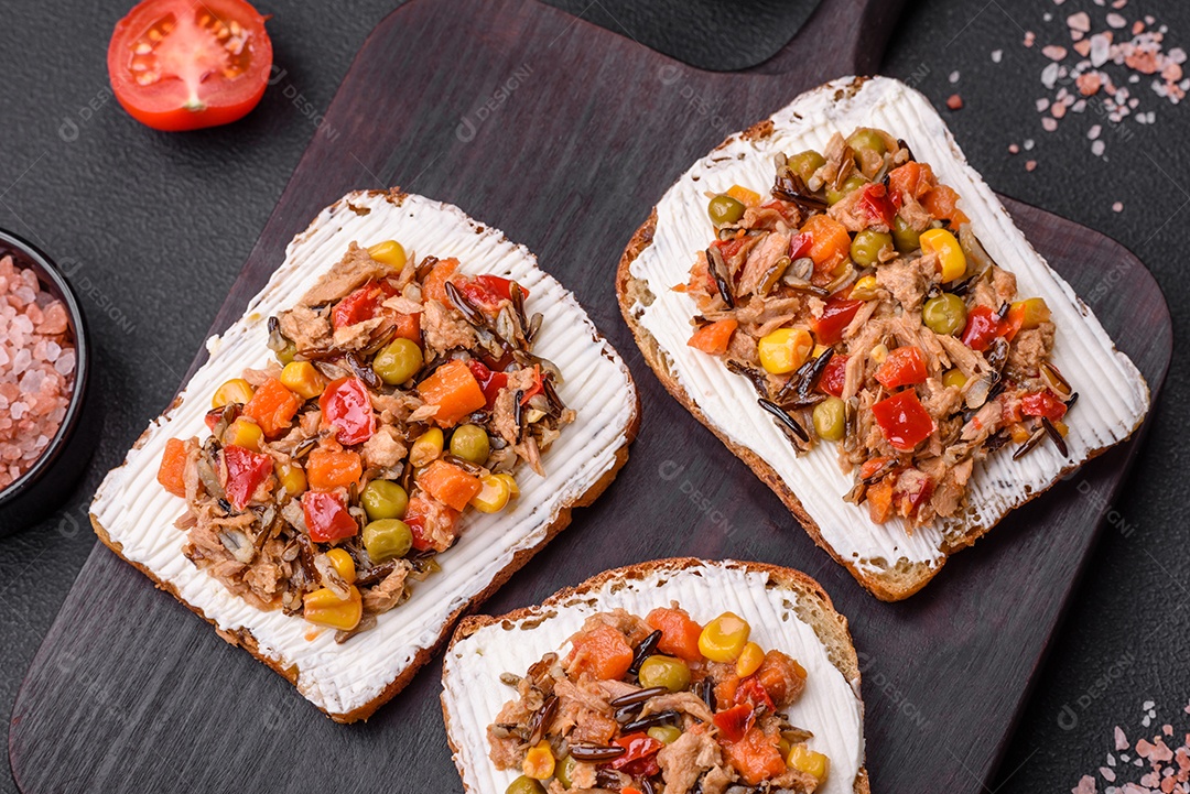 Delicioso sanduíches sobre uma mesa