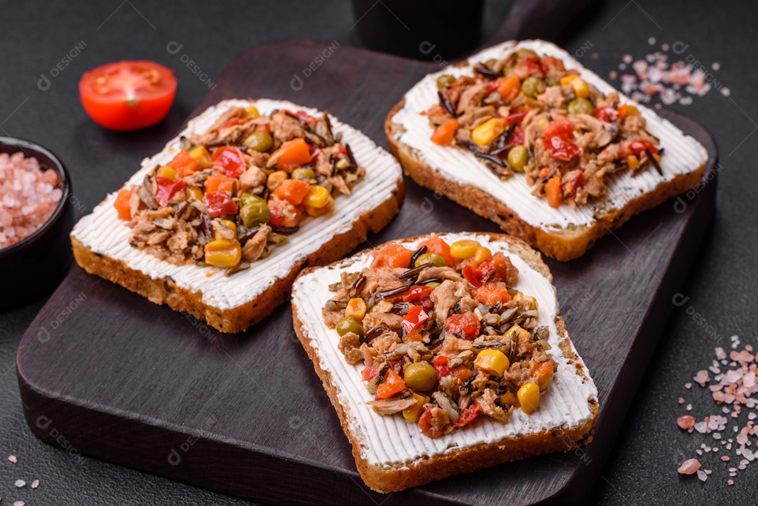 Delicioso sanduíches sobre uma mesa