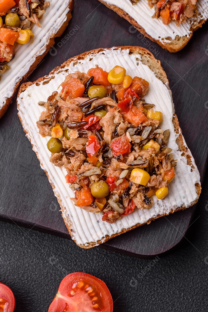 Delicioso sanduíches sobre uma mesa