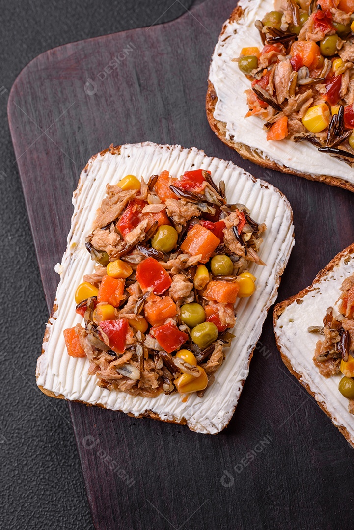 Delicioso sanduíches sobre uma mesa