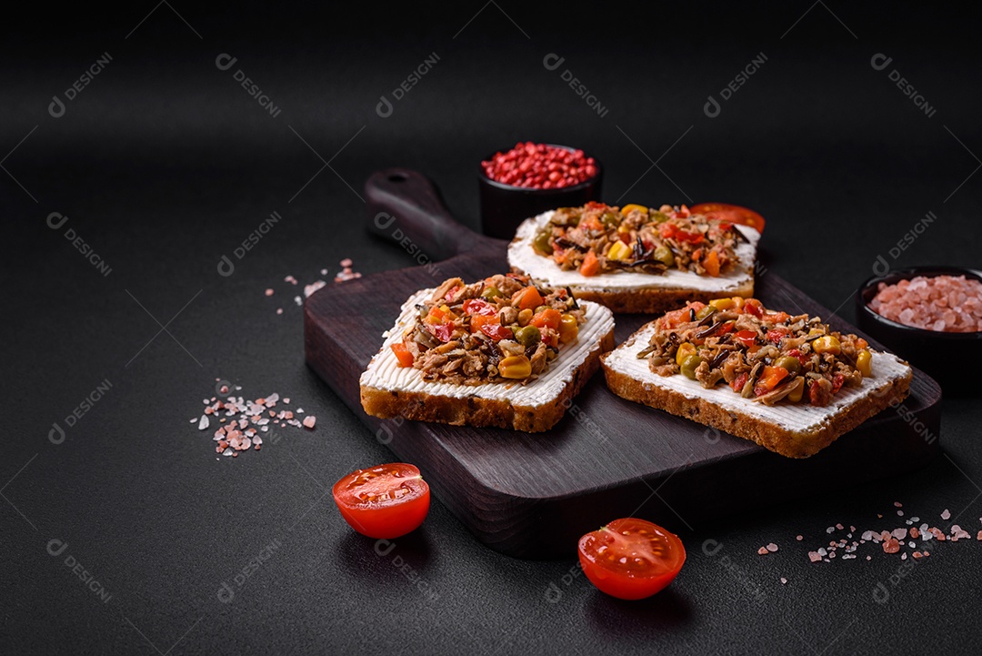 Delicioso sanduíches sobre uma mesa