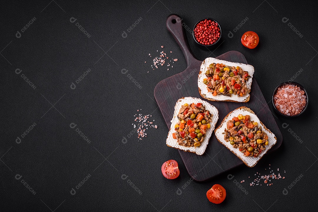 Delicioso sanduíches sobre uma mesa