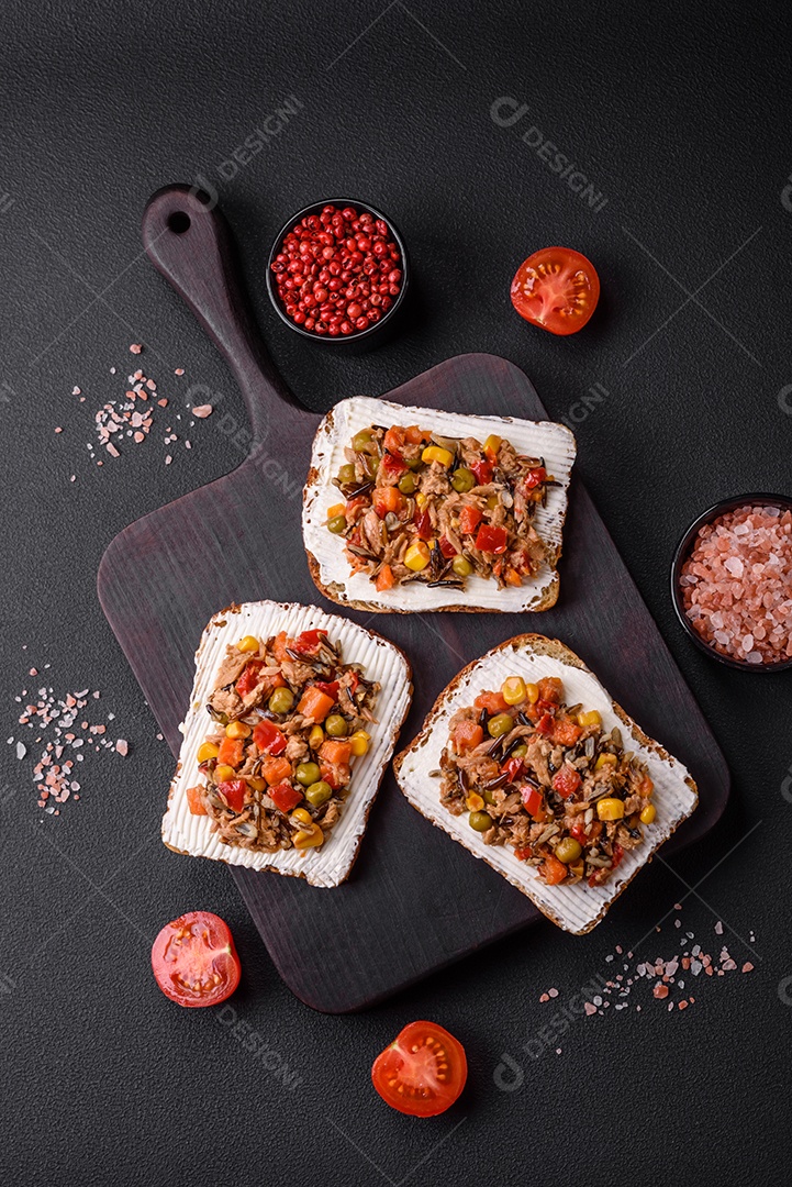 Delicioso sanduíches sobre uma mesa