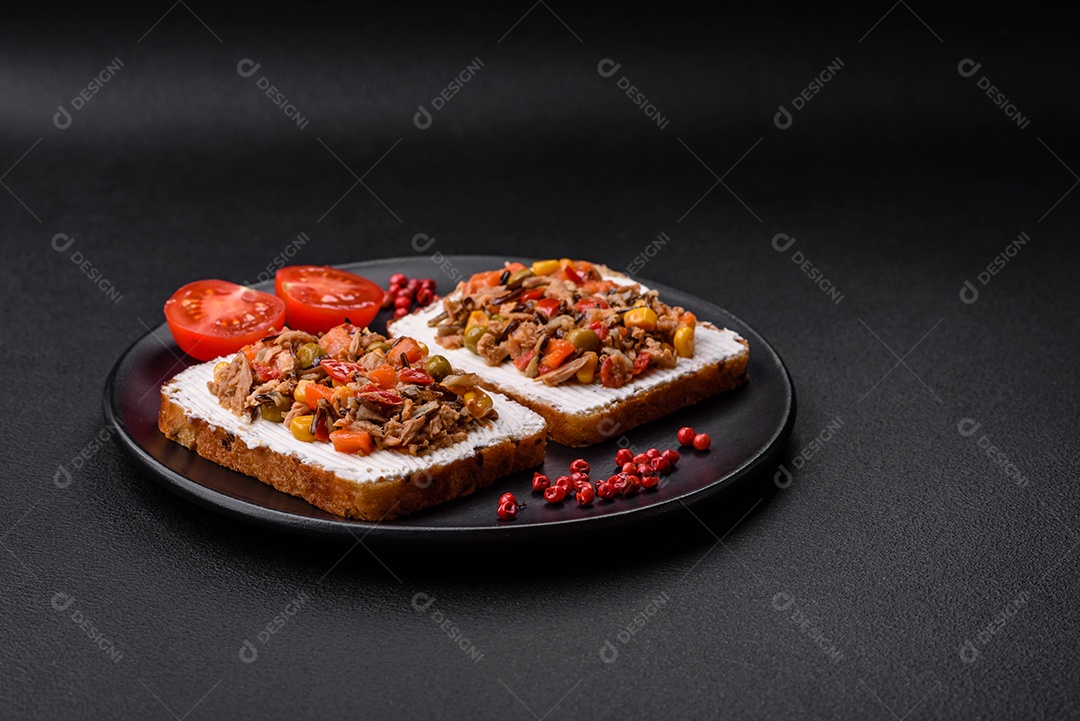 Delicioso sanduíches sobre uma mesa