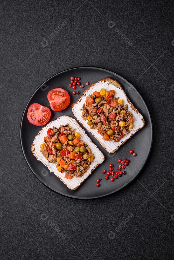 Delicioso sanduíches sobre uma mesa