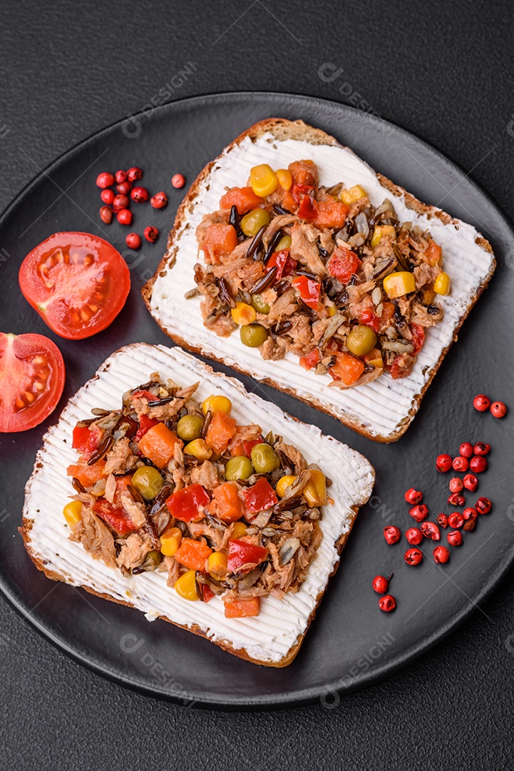 Delicioso sanduíches sobre uma mesa