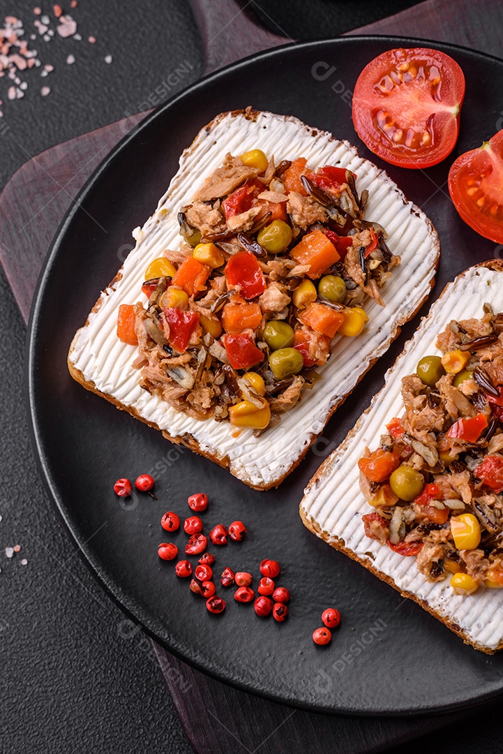 Delicioso sanduíches sobre uma mesa