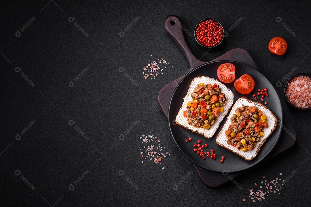 Delicioso sanduíches sobre uma mesa